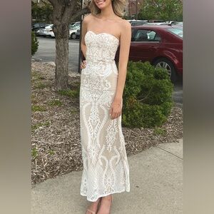 Lulu's Strapless White Lace Maxi Dress